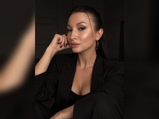 Welcome to cammodel profile for 00Paradise: Leather