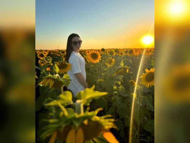 Visit YourDreamGirl25 profile