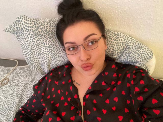 Visit sugarannaiv profile