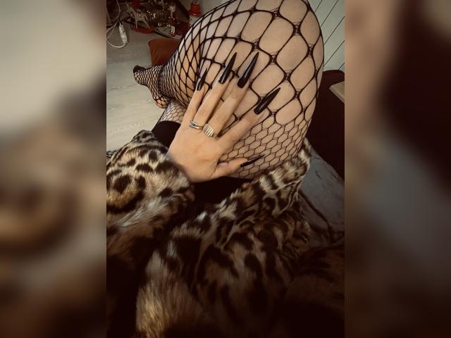 Visit iammmmiky profile