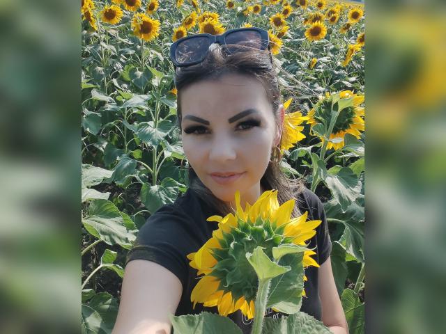 Visit QueenCartyes profile