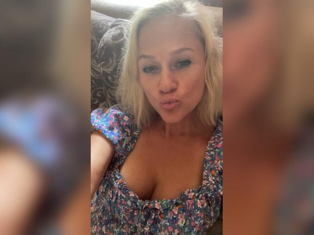 Visit BuxomKelly profile