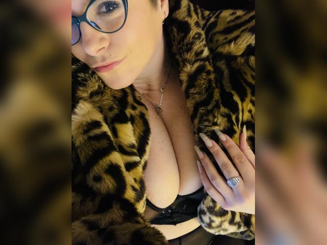 Visit iammmmiky profile