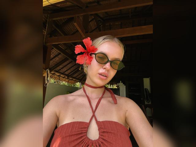 Visit roxycherry profile