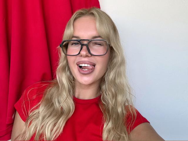 Visit roxycherry profile