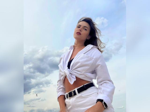 Visit AlessandraRay profile