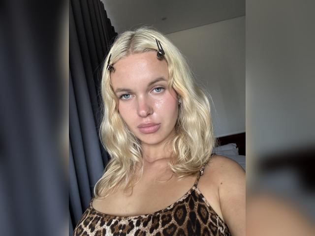 Visit roxycherry profile