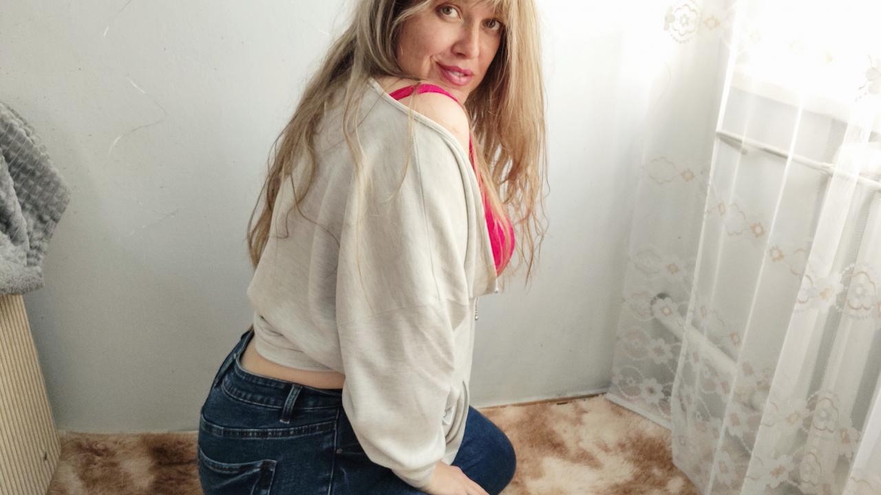 Webcam chat profile for KellyGentleTouc