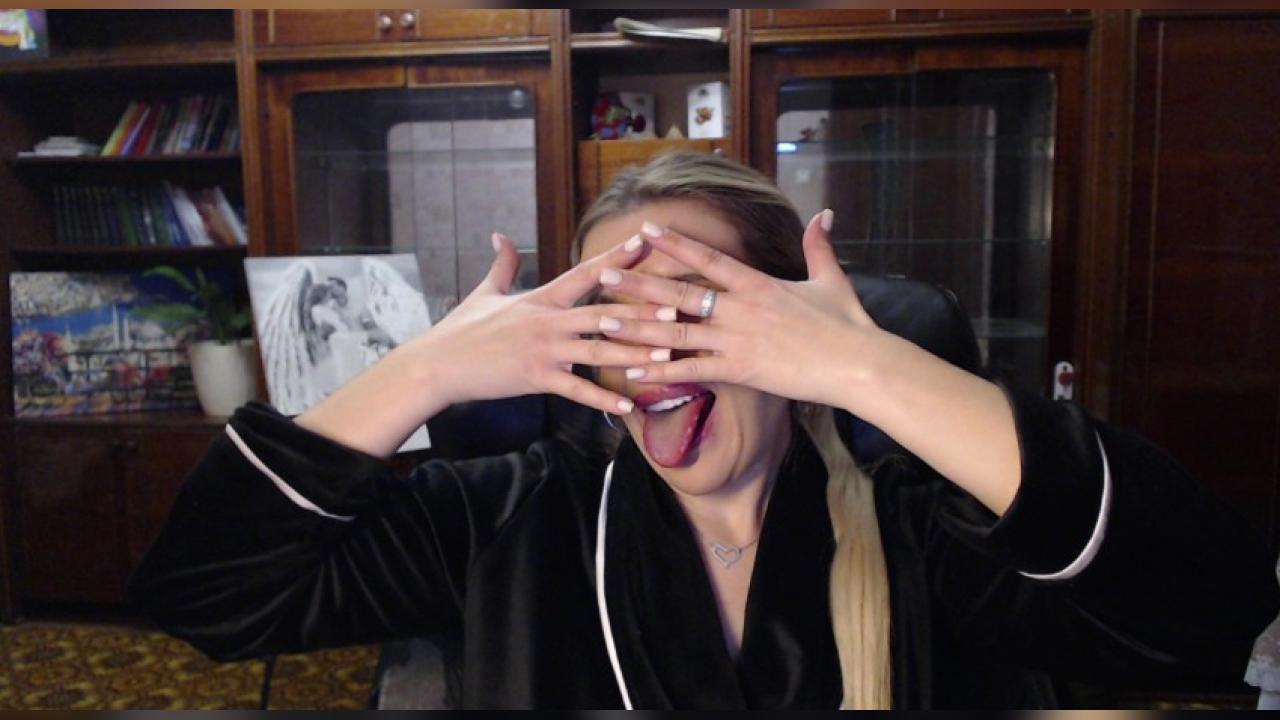 Webcam chat profile for Unpredictable32: Exhibition