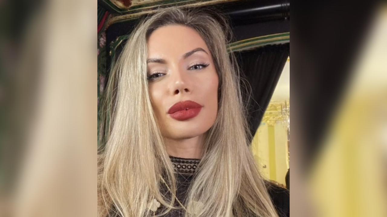 Webcam chat profile for LovelyWoman: Conversation