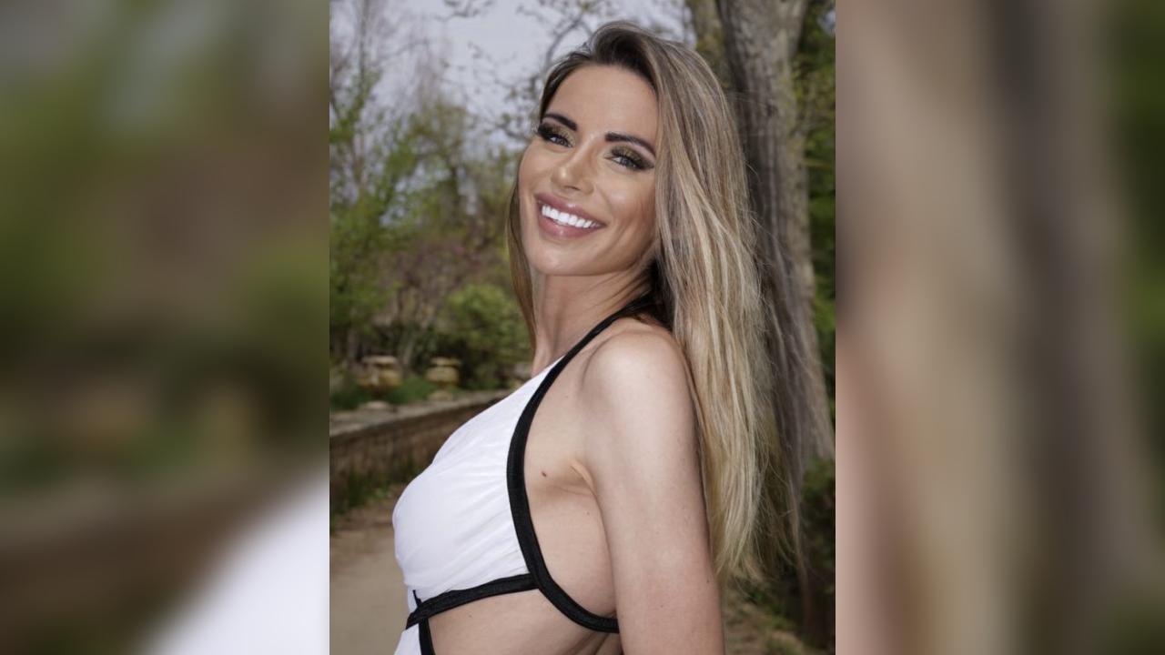 Webcam chat profile for LovelyWoman: Conversation