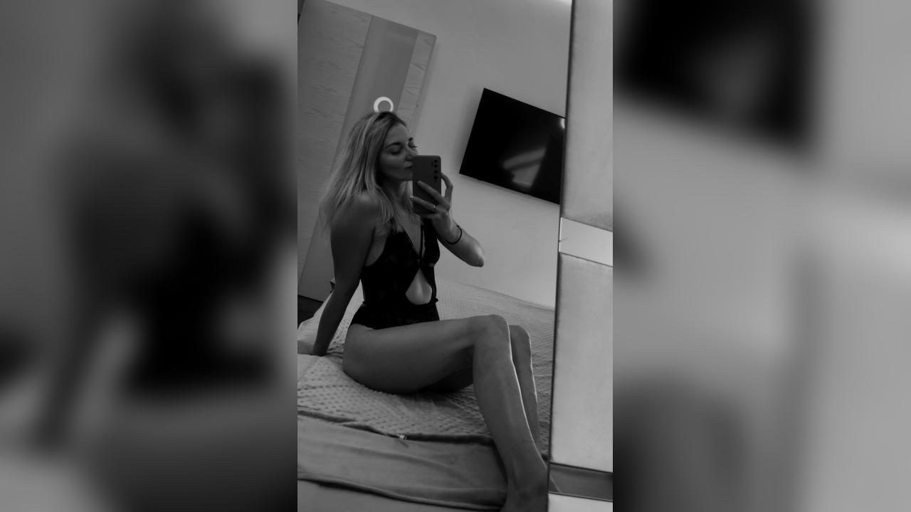 Webcam chat profile for MilaKim: Smoking