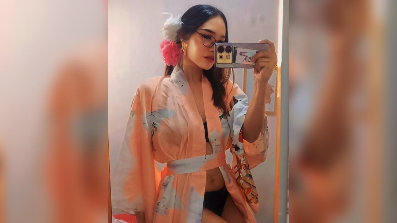Webcam chat profile for TooHotN2Sexy: Kissing