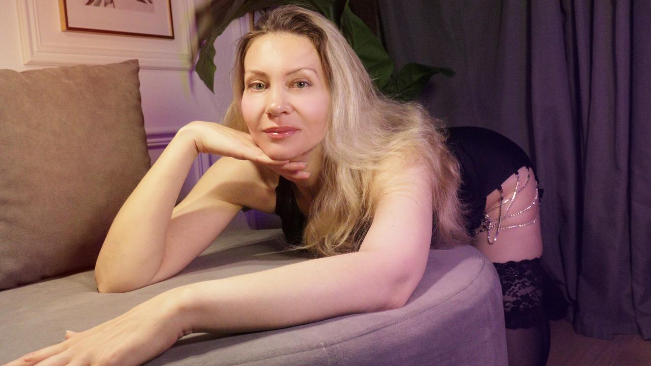 Webcam chat profile for NancyGrace: Legs, feet & shoes