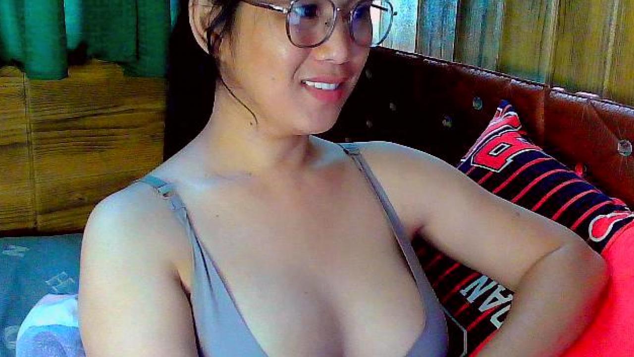 Webcam chat profile for KissyBunny69: Kissing