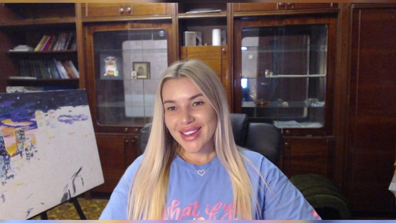 Webcam chat profile for Unpredictable32: Exhibition