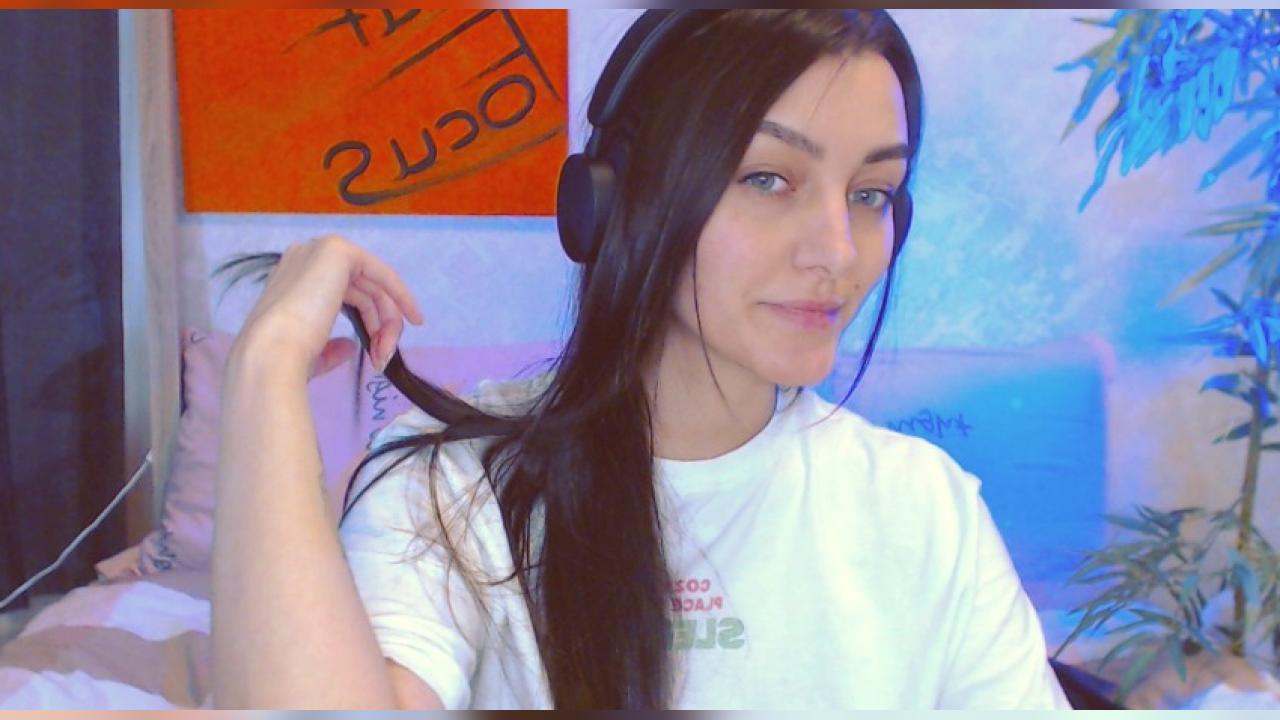 Webcam chat profile for Alina322: Piercings & tattoos