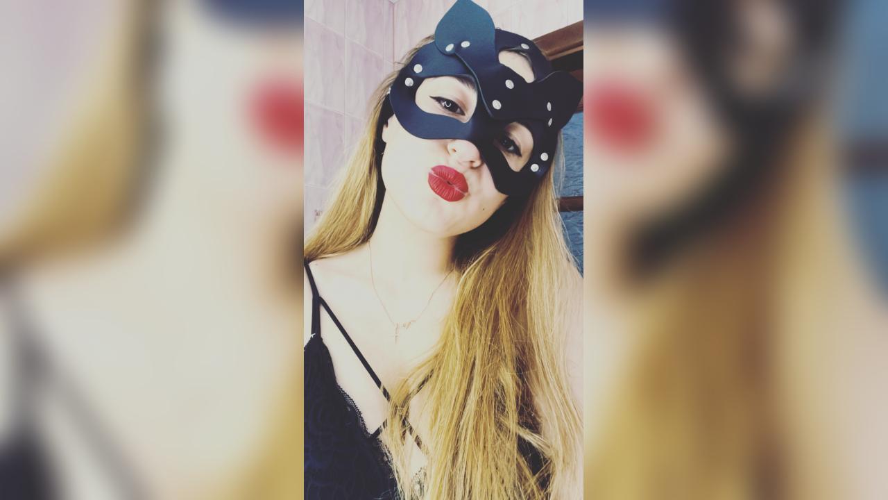 Webcam chat profile for Flora18: Leather