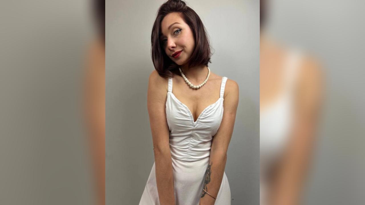 Webcam chat profile for Clarisse: Travel