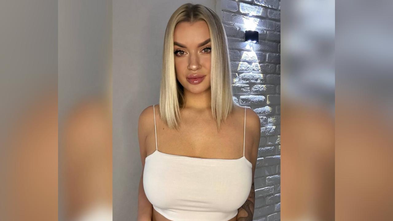 Webcam chat profile for HotMolly