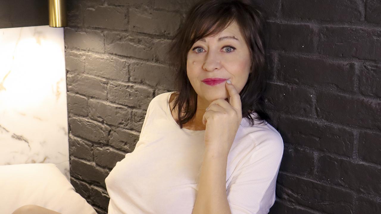 Webcam chat profile for LindaPassionate: Kissing