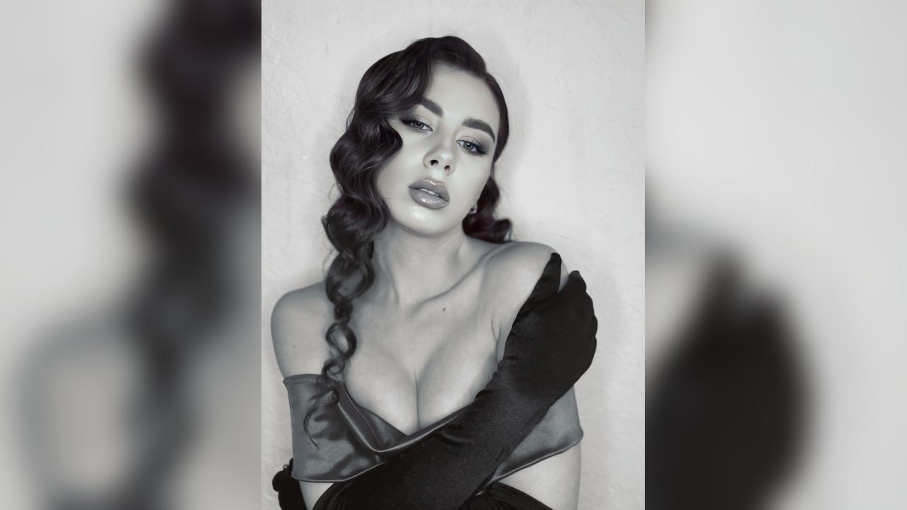 Webcam chat profile for SweetCherryy: Legs, feet & shoes