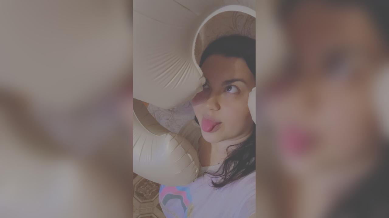 Webcam chat profile for Lilya: Legs, feet & shoes