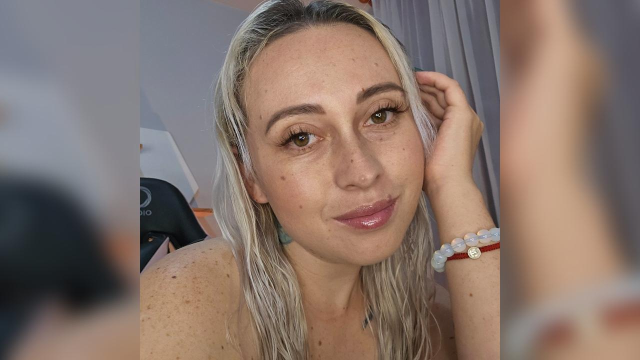 Webcam chat profile for Misscharlot: Exhibition