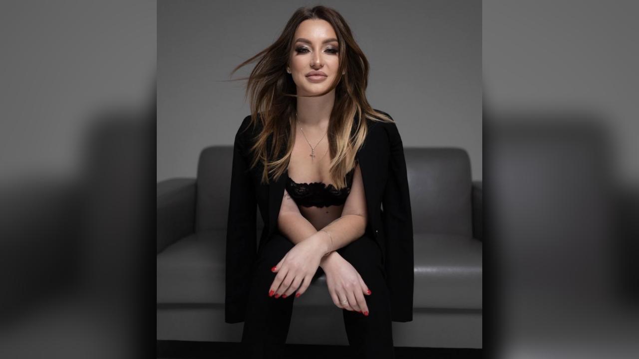 Webcam chat profile for MoonForYouu: Travel