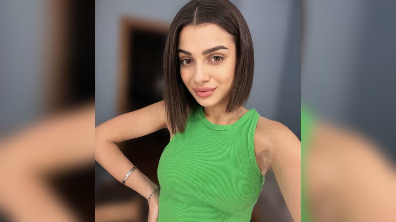 Webcam chat profile for ShahiraWild: Outfits