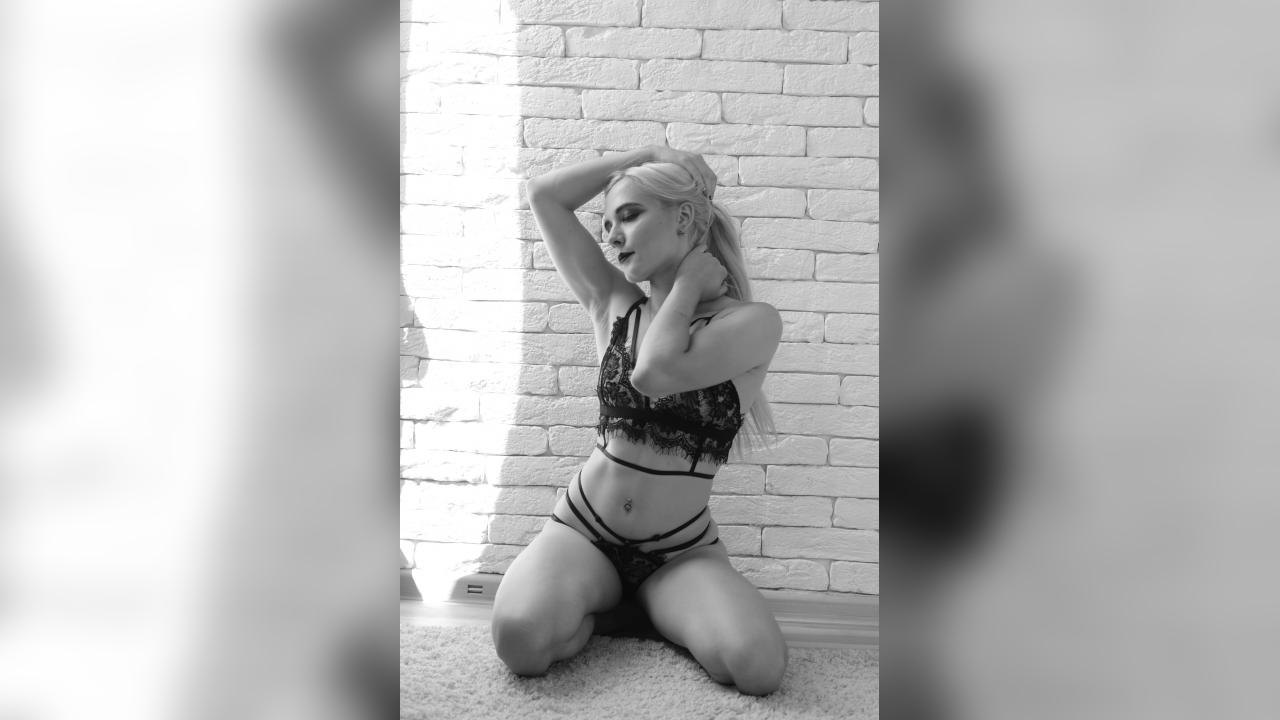Webcam chat profile for lollyjull: Bondage & discipline