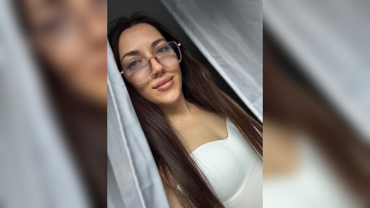 Webcam chat profile for SweetTi: Ask about my other activities