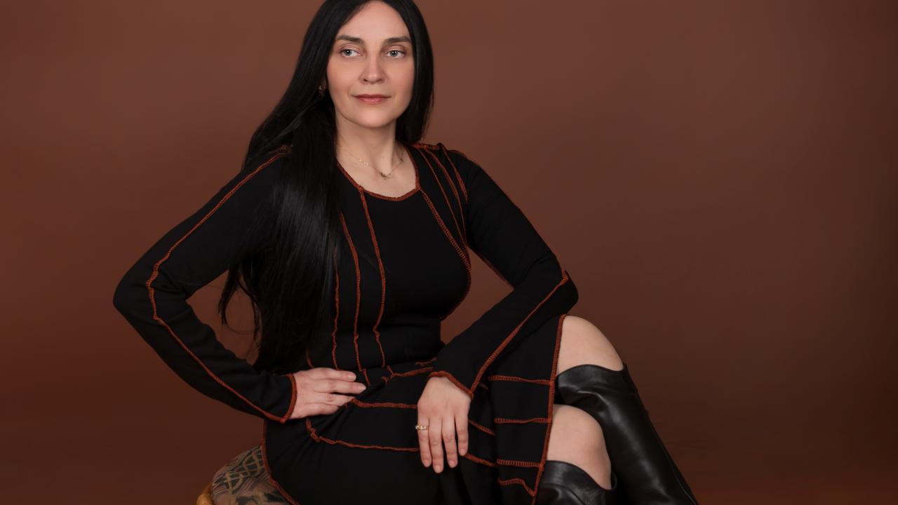 Webcam chat profile for Xrystal: Conversation