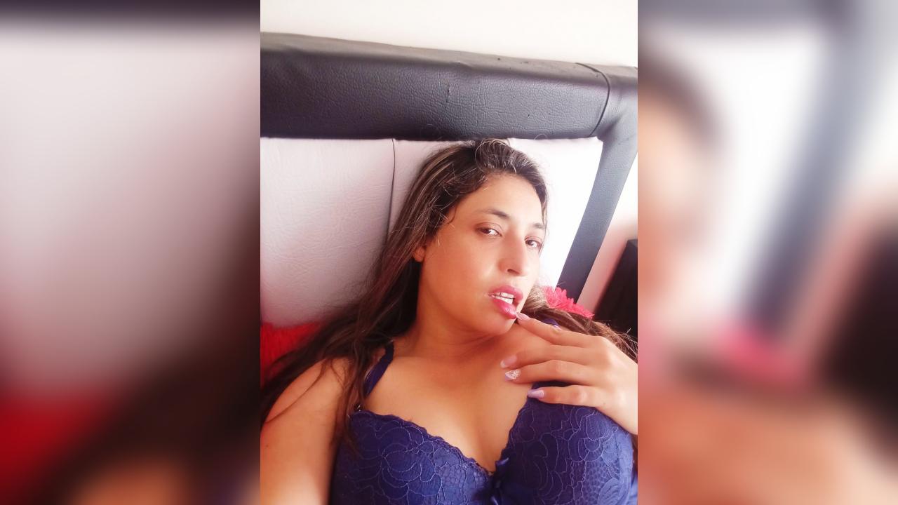 Webcam chat profile for roxane25: Exhibition