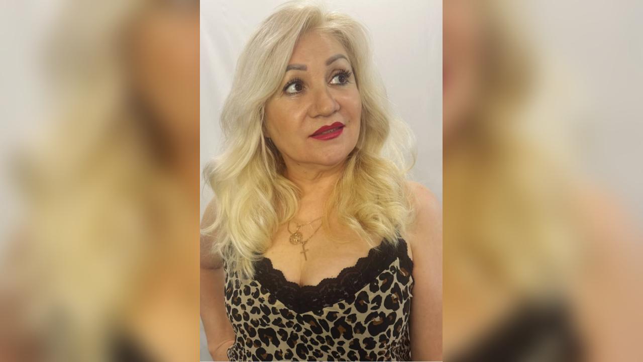 Webcam chat profile for Blond007: Legs, feet & shoes