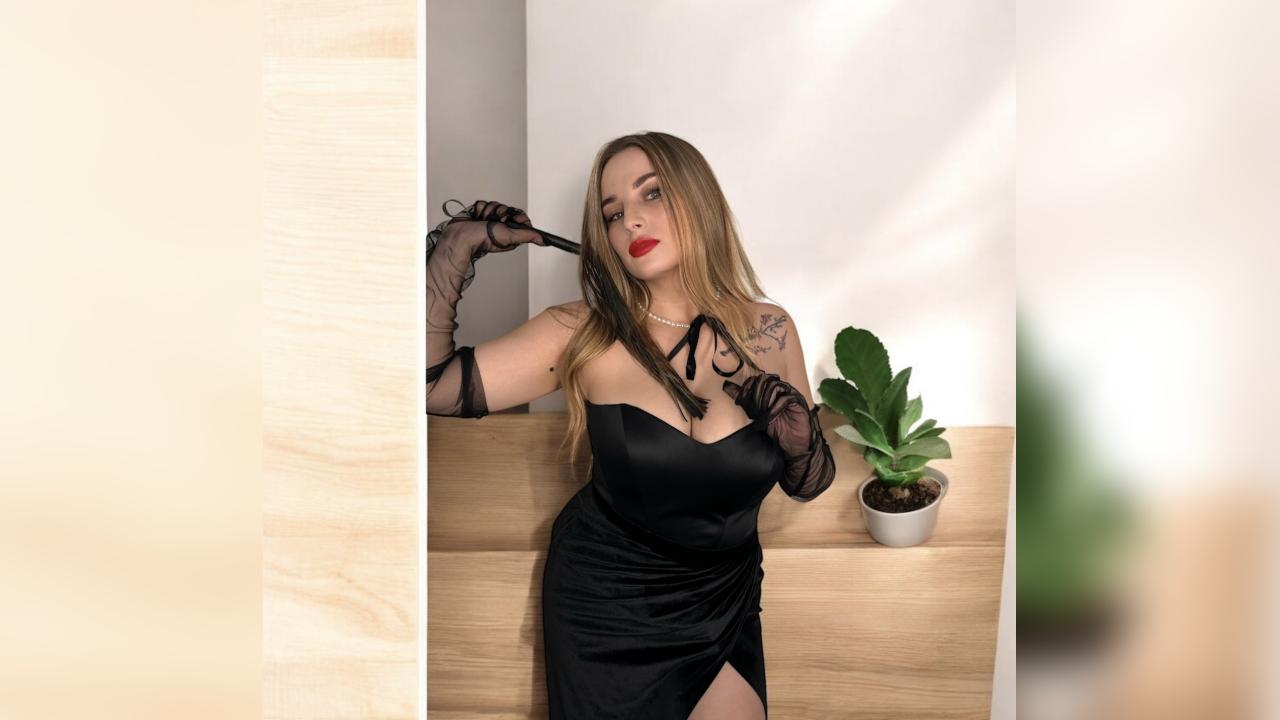 Webcam chat profile for BeautyCherries8: Bondage & discipline