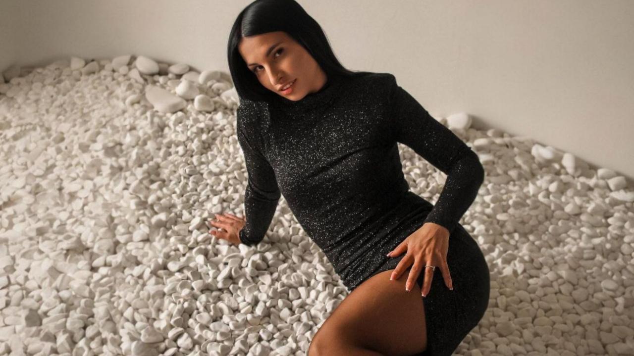 Webcam chat profile for MissHot88: Leather