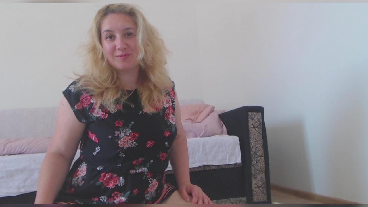 Webcam chat profile for BlondeAmalia: Legs, feet & shoes