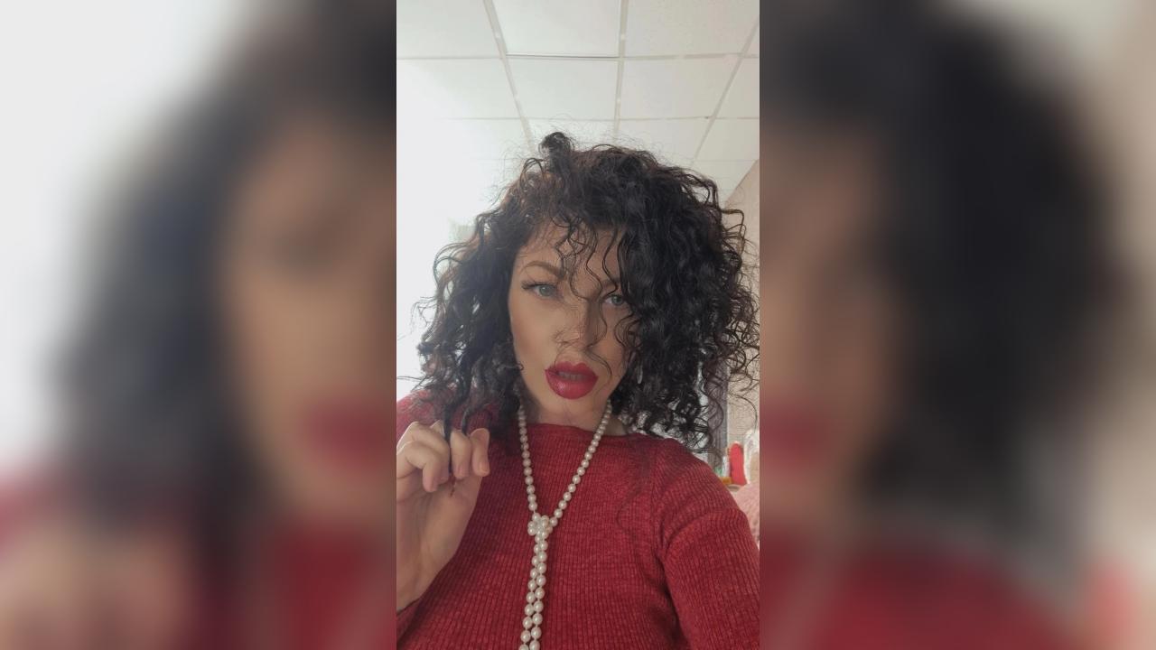Webcam chat profile for CataleyaSky: Kissing