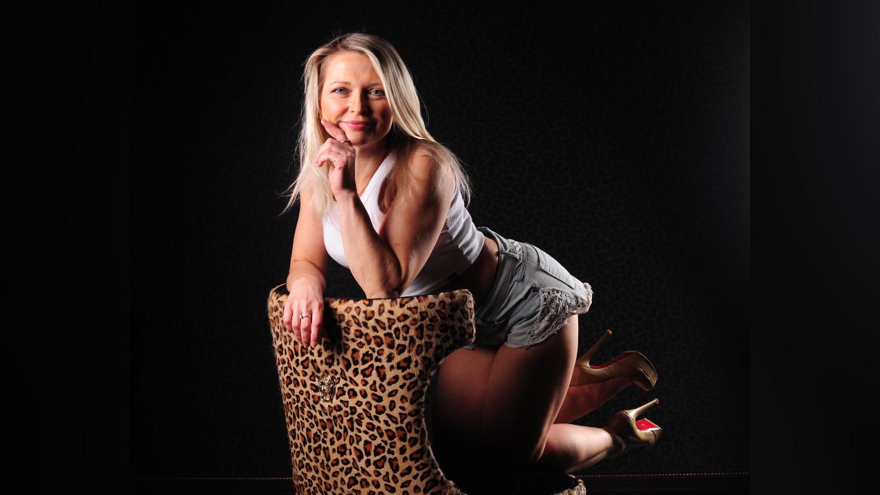 Webcam chat profile for GloriaLovely: Leather
