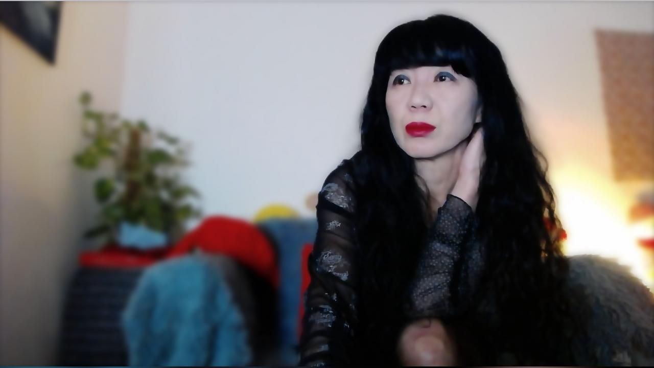 Webcam chat profile for GorgeousKorean: Kissing