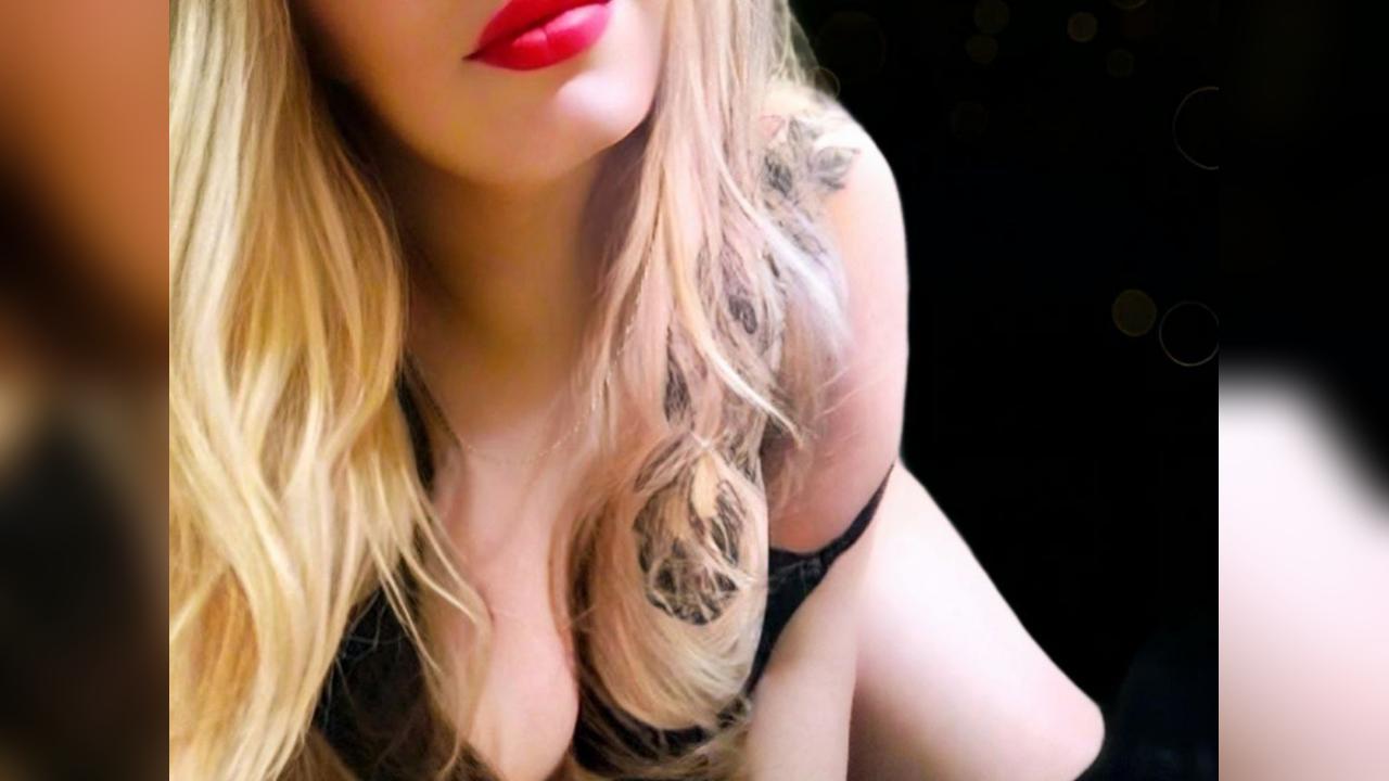Webcam chat profile for HoneyBuns: Outfits