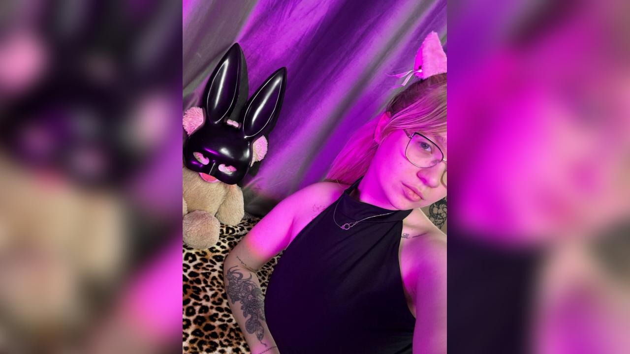 Webcam chat profile for LesleyEve: Bondage & discipline