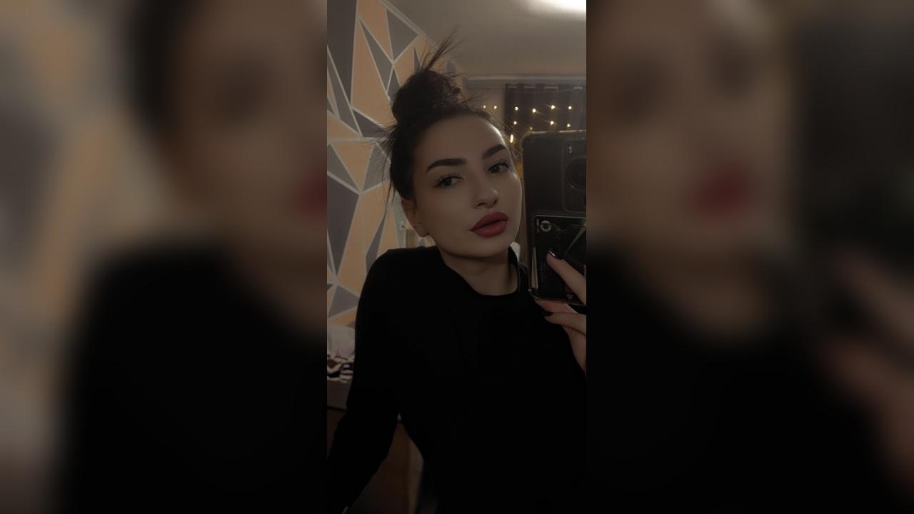 Webcam chat profile for LunaWaves: Ask about my Hobbies