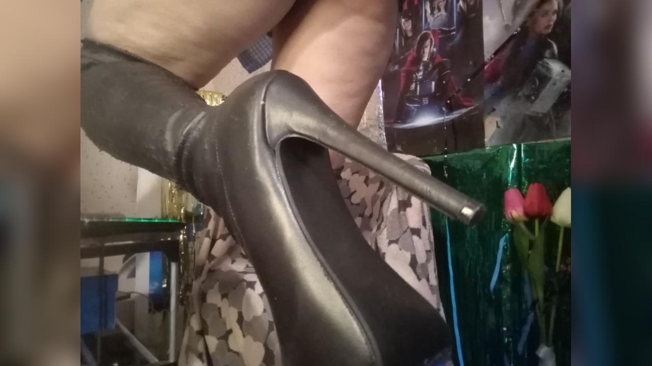 Webcam chat profile for OrangeSoul: Legs, feet & shoes