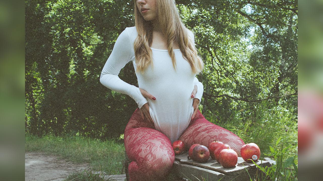 Webcam chat profile for EmilySweetie: Legs, feet & shoes