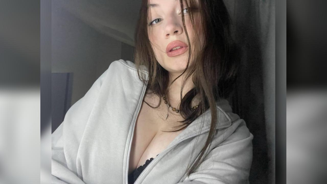 Webcam chat profile for Cryssa: Legs, feet & shoes
