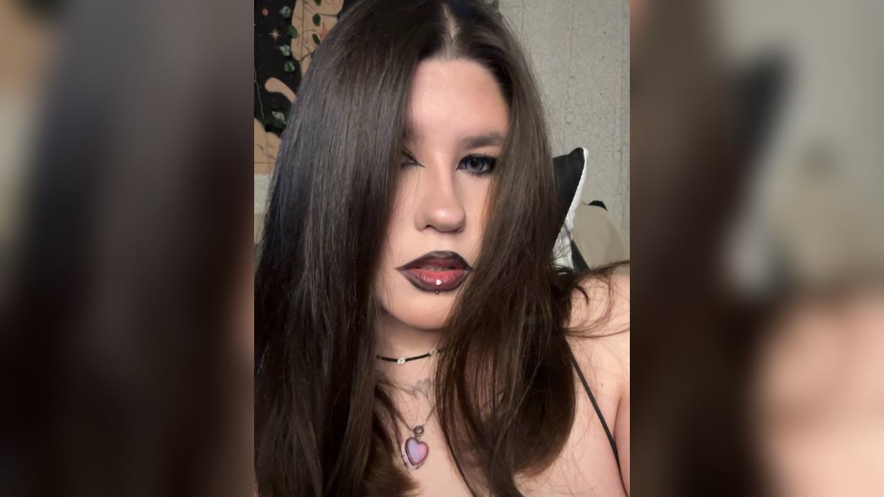 Webcam chat profile for CrystalSweeeet: Glasses