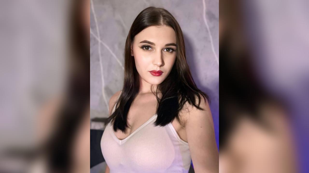 Webcam chat profile for Lintaniya: Ask about my Hobbies