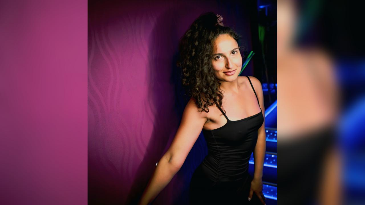 Webcam chat profile for QueenIssaBel